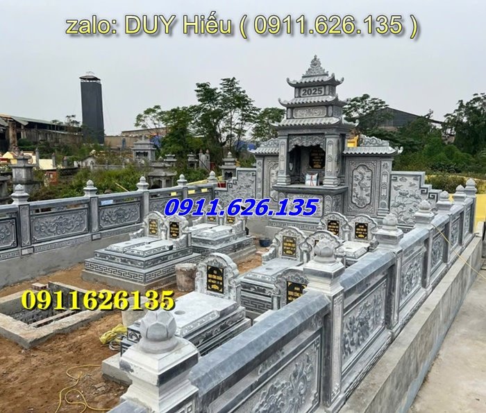 khu lăng mộ gồm có những hạng mục như ,hàng rào,cột đồng chụ,bình phong ,cột tứ trụ ,lư hương,cuốn thư,bàn lễ,rồng,cuốn thư,đèn thờ,bậc tam cấp,tường bao,Nghê đá, sư tử đá,Bàn thờ ngoài trời (bàn thờ thiên) thờ Trời, Thần linh, Thổ địa