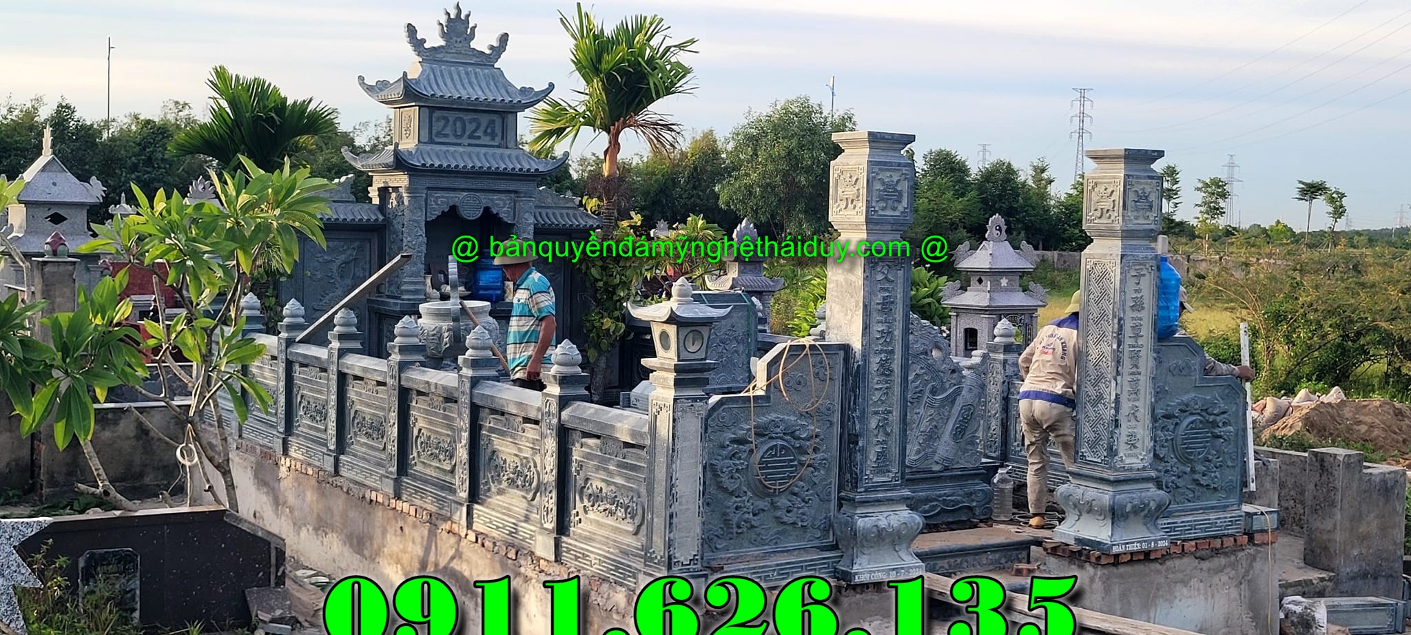 khu lăng mộ gồm có những hạng mục như ,hàng rào,cột đồng chụ,bình phong ,cột tứ trụ ,lư hương,cuốn thư,bàn lễ,rồng,cuốn thư,đèn thờ,bậc tam cấp,tường bao,Nghê đá, sư tử đá,Bàn thờ ngoài trời (bàn thờ thiên) thờ Trời, Thần linh, Thổ địa