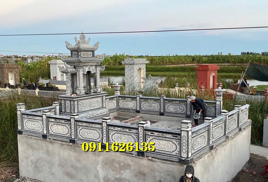 khu lăng mộ gồm có những hạng mục như ,hàng rào,cột đồng chụ,bình phong ,cột tứ trụ ,lư hương,cuốn thư,bàn lễ,rồng,cuốn thư,đèn thờ,bậc tam cấp,tường bao,Nghê đá, sư tử đá,Bàn thờ ngoài trời (bàn thờ thiên) thờ Trời, Thần linh, Thổ địa