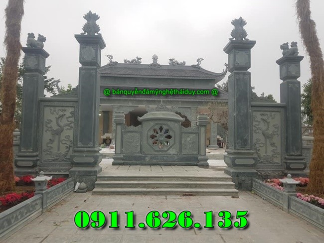 ngoài cột đồng trụ đá chúng tôi còn sản xuất như ,hàng rào,cột đồng chụ,bình phong ,cột tứ trụ ,lư hương,cuốn thư,bàn lễ,rồng,cuốn thư,đèn thờ,bậc tam cấp,tường bao,Nghê đá, sư tử đá,Bàn thờ ngoài trời (bàn thờ thiên) thờ Trời, Thần linh, Thổ địa