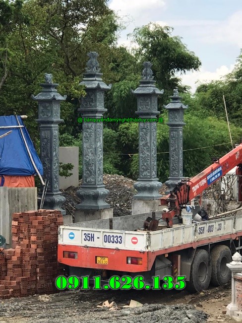 ngoài cột đồng trụ đá chúng tôi còn sản xuất như ,hàng rào,cột đồng chụ,bình phong ,cột tứ trụ ,lư hương,cuốn thư,bàn lễ,rồng,cuốn thư,đèn thờ,bậc tam cấp,tường bao,Nghê đá, sư tử đá,Bàn thờ ngoài trời (bàn thờ thiên) thờ Trời, Thần linh, Thổ địa