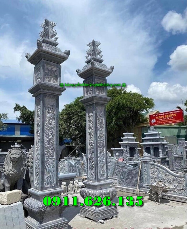 ngoài cột đồng trụ đá chúng tôi còn sản xuất như ,hàng rào,cột đồng chụ,bình phong ,cột tứ trụ ,lư hương,cuốn thư,bàn lễ,rồng,cuốn thư,đèn thờ,bậc tam cấp,tường bao,Nghê đá, sư tử đá,Bàn thờ ngoài trời (bàn thờ thiên) thờ Trời, Thần linh, Thổ địa