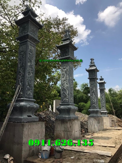 ngoài cột đồng trụ đá chúng tôi còn sản xuất như ,hàng rào,cột đồng chụ,bình phong ,cột tứ trụ ,lư hương,cuốn thư,bàn lễ,rồng,cuốn thư,đèn thờ,bậc tam cấp,tường bao,Nghê đá, sư tử đá,Bàn thờ ngoài trời (bàn thờ thiên) thờ Trời, Thần linh, Thổ địa