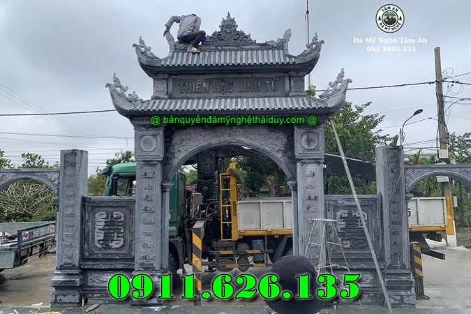 khu lăng mộ gồm có những hạng mục như ,hàng rào,cột đồng chụ,bình phong ,cột tứ trụ ,lư hương,cuốn thư,bàn lễ,rồng,cuốn thư,đèn thờ,bậc tam cấp,tường bao,Nghê đá, sư tử đá,Bàn thờ ngoài trời (bàn thờ thiên) thờ Trời, Thần linh, Thổ địa