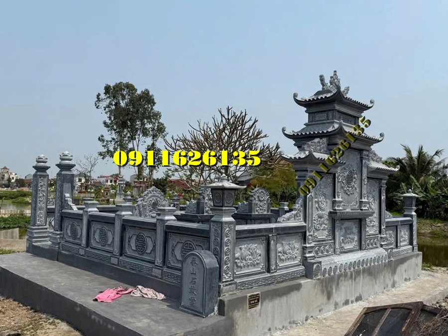 khu lăng mộ gồm có những hạng mục như ,hàng rào,cột đồng chụ,bình phong ,cột tứ trụ ,lư hương,cuốn thư,bàn lễ,rồng,cuốn thư,đèn thờ,bậc tam cấp,tường bao,Nghê đá, sư tử đá,Bàn thờ ngoài trời (bàn thờ thiên) thờ Trời, Thần linh, Thổ địa