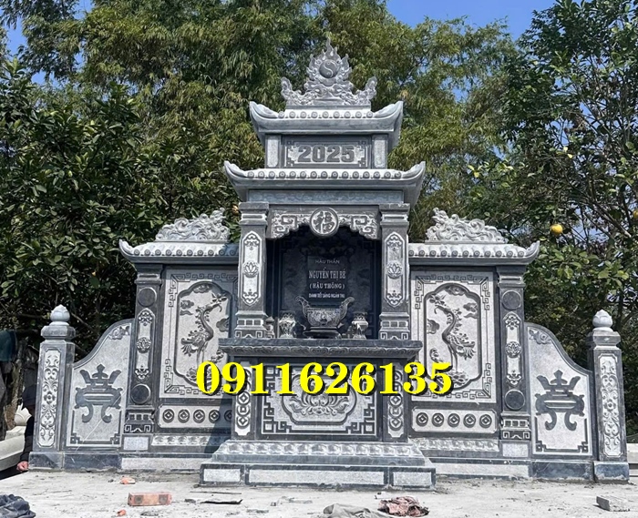 khu lăng mộ gồm có những hạng mục như ,hàng rào,cột đồng chụ,bình phong ,cột tứ trụ ,lư hương,cuốn thư,bàn lễ,rồng,cuốn thư,đèn thờ,bậc tam cấp,tường bao,Nghê đá, sư tử đá,Bàn thờ ngoài trời (bàn thờ thiên) thờ Trời, Thần linh, Thổ địa