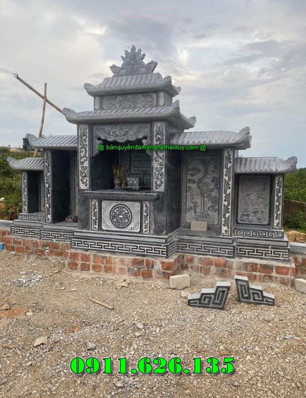 khu lăng mộ gồm có những hạng mục như ,hàng rào,cột đồng chụ,bình phong ,cột tứ trụ ,lư hương,cuốn thư,bàn lễ,rồng,cuốn thư,đèn thờ,bậc tam cấp,tường bao,Nghê đá, sư tử đá,Bàn thờ ngoài trời (bàn thờ thiên) thờ Trời, Thần linh, Thổ địa