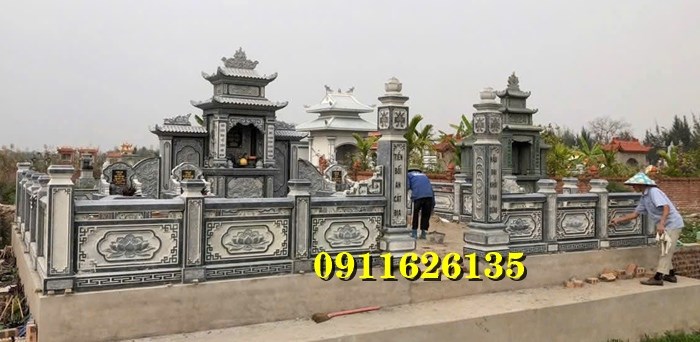 khu lăng mộ gồm có những hạng mục như ,hàng rào,cột đồng chụ,bình phong ,cột tứ trụ ,lư hương,cuốn thư,bàn lễ,rồng,cuốn thư,đèn thờ,bậc tam cấp,tường bao,Nghê đá, sư tử đá,Bàn thờ ngoài trời (bàn thờ thiên) thờ Trời, Thần linh, Thổ địa