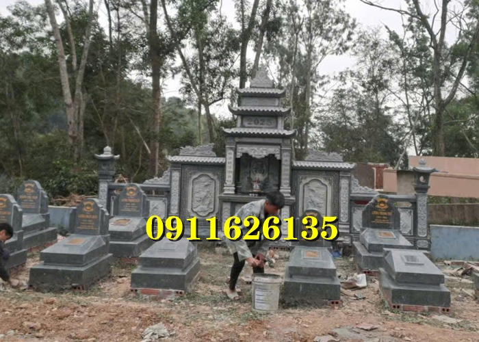 khu lăng mộ gồm có những hạng mục như ,hàng rào,cột đồng chụ,bình phong ,cột tứ trụ ,lư hương,cuốn thư,bàn lễ,rồng,cuốn thư,đèn thờ,bậc tam cấp,tường bao,Nghê đá, sư tử đá,Bàn thờ ngoài trời (bàn thờ thiên) thờ Trời, Thần linh, Thổ địa