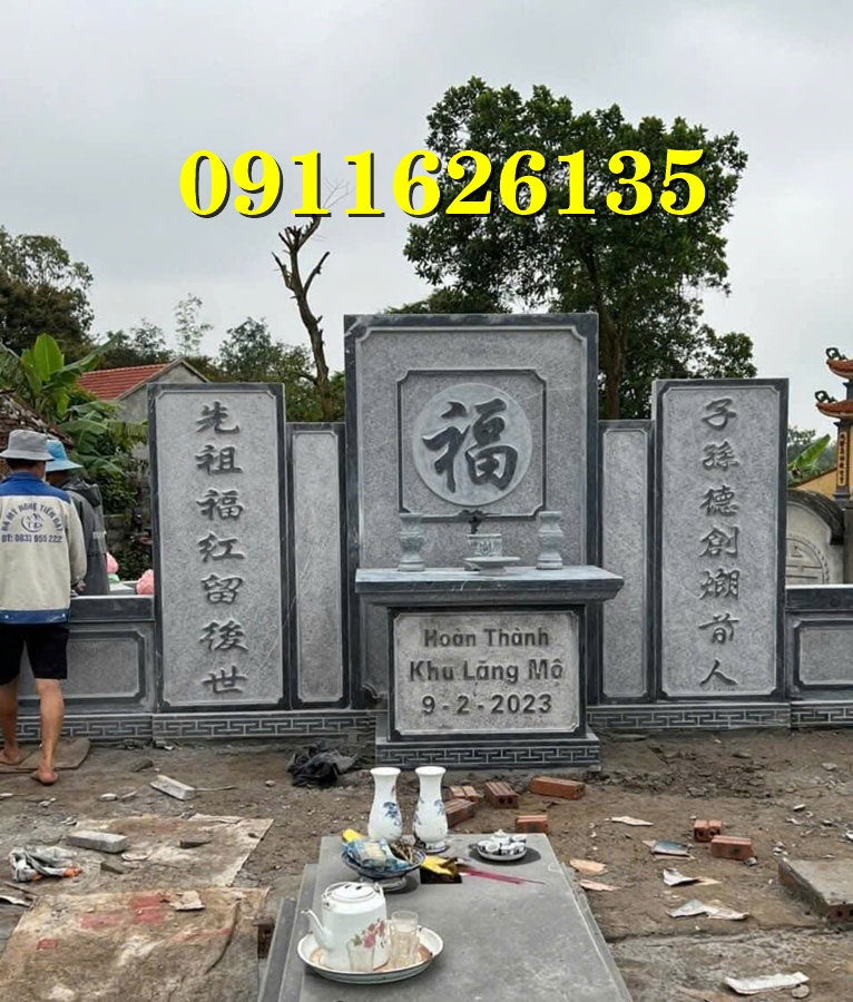 ngoài cột đồng trụ đá chúng tôi còn sản xuất như ,hàng rào,cột đồng chụ,bình phong ,cột tứ trụ ,lư hương,cuốn thư,bàn lễ,rồng,cuốn thư,đèn thờ,bậc tam cấp,tường bao,Nghê đá, sư tử đá,Bàn thờ ngoài trời (bàn thờ thiên) thờ Trời, Thần linh, Thổ địa