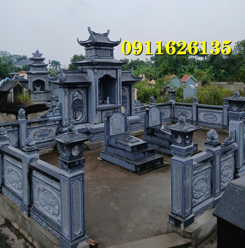 ngoài cột đồng trụ đá chúng tôi còn sản xuất như ,hàng rào,cột đồng chụ,bình phong ,cột tứ trụ ,lư hương,cuốn thư,bàn lễ,rồng,cuốn thư,đèn thờ,bậc tam cấp,tường bao,Nghê đá, sư tử đá,Bàn thờ ngoài trời (bàn thờ thiên) thờ Trời, Thần linh, Thổ địa