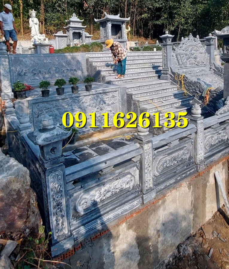 ngoài cột đồng trụ đá chúng tôi còn sản xuất như ,hàng rào,cột đồng chụ,bình phong ,cột tứ trụ ,lư hương,cuốn thư,bàn lễ,rồng,cuốn thư,đèn thờ,bậc tam cấp,tường bao,Nghê đá, sư tử đá,Bàn thờ ngoài trời (bàn thờ thiên) thờ Trời, Thần linh, Thổ địa