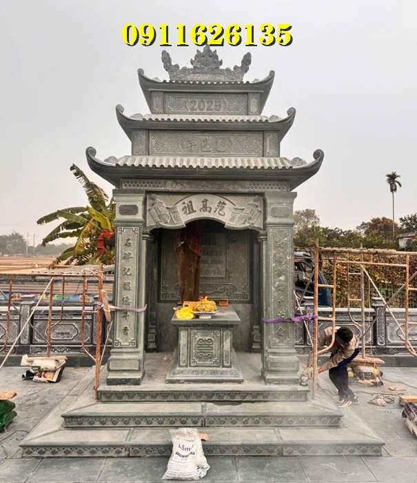 ngoài cột đồng trụ đá chúng tôi còn sản xuất như ,hàng rào,cột đồng chụ,bình phong ,cột tứ trụ ,lư hương,cuốn thư,bàn lễ,rồng,cuốn thư,đèn thờ,bậc tam cấp,tường bao,Nghê đá, sư tử đá,Bàn thờ ngoài trời (bàn thờ thiên) thờ Trời, Thần linh, Thổ địa