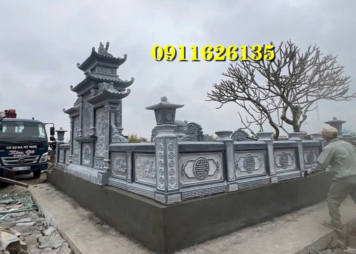 ngoài cột đồng trụ đá chúng tôi còn sản xuất như ,hàng rào,cột đồng chụ,bình phong ,cột tứ trụ ,lư hương,cuốn thư,bàn lễ,rồng,cuốn thư,đèn thờ,bậc tam cấp,tường bao,Nghê đá, sư tử đá,Bàn thờ ngoài trời (bàn thờ thiên) thờ Trời, Thần linh, Thổ địa