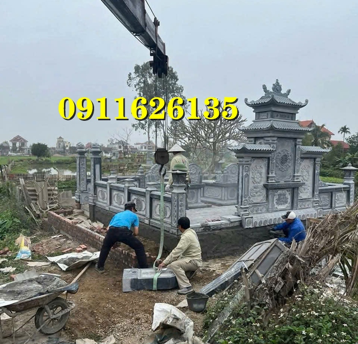 ngoài cột đồng trụ đá chúng tôi còn sản xuất như ,hàng rào,cột đồng chụ,bình phong ,cột tứ trụ ,lư hương,cuốn thư,bàn lễ,rồng,cuốn thư,đèn thờ,bậc tam cấp,tường bao,Nghê đá, sư tử đá,Bàn thờ ngoài trời (bàn thờ thiên) thờ Trời, Thần linh, Thổ địa