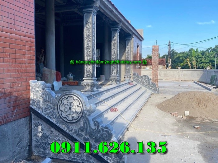 ngoài cột đồng trụ đá chúng tôi còn sản xuất như ,hàng rào,cột đồng chụ,bình phong ,cột tứ trụ ,lư hương,cuốn thư,bàn lễ,rồng,cuốn thư,đèn thờ,bậc tam cấp,tường bao,Nghê đá, sư tử đá,Bàn thờ ngoài trời (bàn thờ thiên) thờ Trời, Thần linh, Thổ địa