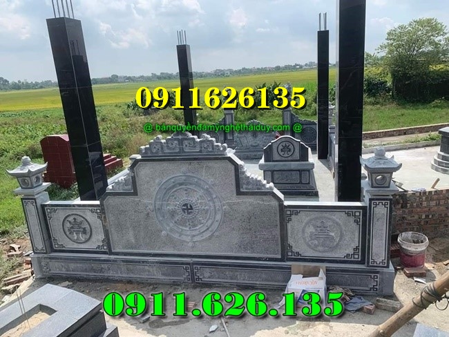 ngoài cột đồng trụ đá chúng tôi còn sản xuất như ,hàng rào,cột đồng chụ,bình phong ,cột tứ trụ ,lư hương,cuốn thư,bàn lễ,rồng,cuốn thư,đèn thờ,bậc tam cấp,tường bao,Nghê đá, sư tử đá,Bàn thờ ngoài trời (bàn thờ thiên) thờ Trời, Thần linh, Thổ địa