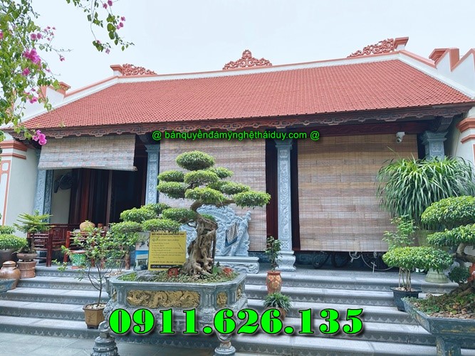 ngoài cột đồng trụ đá chúng tôi còn sản xuất như ,hàng rào,cột đồng chụ,bình phong ,cột tứ trụ ,lư hương,cuốn thư,bàn lễ,rồng,cuốn thư,đèn thờ,bậc tam cấp,tường bao,Nghê đá, sư tử đá,Bàn thờ ngoài trời (bàn thờ thiên) thờ Trời, Thần linh, Thổ địa