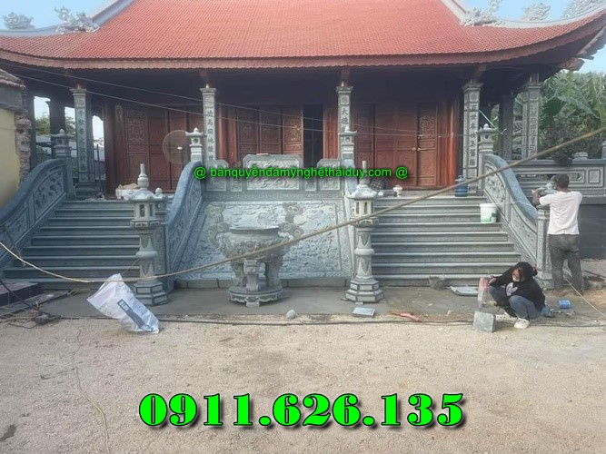 ngoài cột đồng trụ đá chúng tôi còn sản xuất như ,hàng rào,cột đồng chụ,bình phong ,cột tứ trụ ,lư hương,cuốn thư,bàn lễ,rồng,cuốn thư,đèn thờ,bậc tam cấp,tường bao,Nghê đá, sư tử đá,Bàn thờ ngoài trời (bàn thờ thiên) thờ Trời, Thần linh, Thổ địa