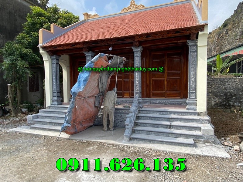 ngoài cột đồng trụ đá chúng tôi còn sản xuất như ,hàng rào,cột đồng chụ,bình phong ,cột tứ trụ ,lư hương,cuốn thư,bàn lễ,rồng,cuốn thư,đèn thờ,bậc tam cấp,tường bao,Nghê đá, sư tử đá,Bàn thờ ngoài trời (bàn thờ thiên) thờ Trời, Thần linh, Thổ địa