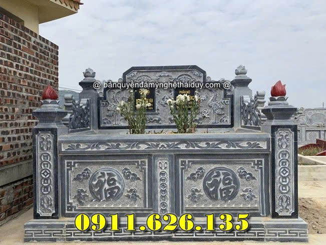 ngoài cột đồng trụ đá chúng tôi còn sản xuất như ,hàng rào,cột đồng chụ,bình phong ,cột tứ trụ ,lư hương,cuốn thư,bàn lễ,rồng,cuốn thư,đèn thờ,bậc tam cấp,tường bao,Nghê đá, sư tử đá,Bàn thờ ngoài trời (bàn thờ thiên) thờ Trời, Thần linh, Thổ địa