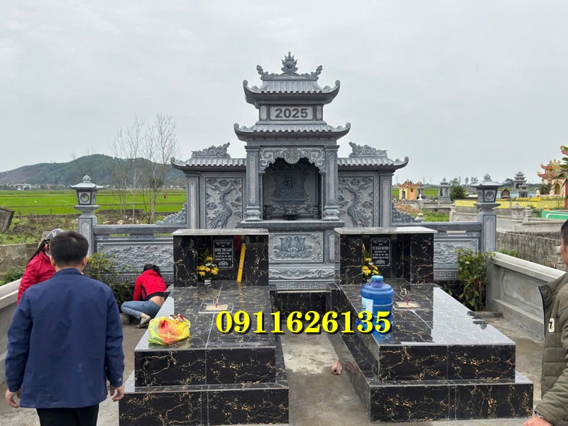 ngoài cột đồng trụ đá chúng tôi còn sản xuất như ,hàng rào,cột đồng chụ,bình phong ,cột tứ trụ ,lư hương,cuốn thư,bàn lễ,rồng,cuốn thư,đèn thờ,bậc tam cấp,tường bao,Nghê đá, sư tử đá,Bàn thờ ngoài trời (bàn thờ thiên) thờ Trời, Thần linh, Thổ địa