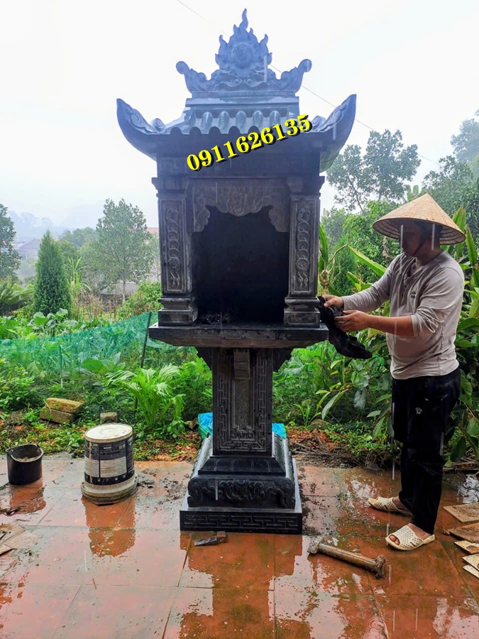 khu lăng mộ gồm có những hạng mục như ,hàng rào,cột đồng chụ,bình phong ,cột tứ trụ ,lư hương,cuốn thư,bàn lễ,rồng,cuốn thư,đèn thờ,bậc tam cấp,tường bao,Nghê đá, sư tử đá,Bàn thờ ngoài trời (bàn thờ thiên) thờ Trời, Thần linh, Thổ địa