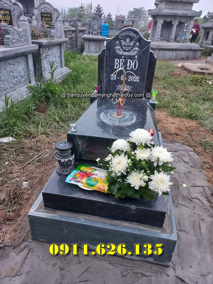 2. Mồ hung táng nghĩa là gì? Mồ hung táng (còn gọi là hung táng hoặc táng tươi) là hình thức chôn cất ngay sau khi mất, chưa bốc mộ. Sau thời gian 3–7 năm, gia đình sẽ bốc mộ và chuyển sang cải táng hoặc xây lăng mộ mới. Vì sao mộ đá mấn rất hợp cho hung táng? Form mộ rộng, thông thoáng. Độ bền đá tốt, giữ nguyên dáng qua nhiều năm. Dễ nâng cấp, cải tạo sau khi cải táng. Hợp phong tục người Tày – Dao – H’Mông tại khu vực núi cao Tây Bắc. 3. Mái lăng mộ phong thủy Lào Cai – Kiểu mái nào đẹp nhất 2026? Tại Lào Cai, khí hậu lạnh, độ ẩm cao, do đó mái lăng mộ cực kỳ quan trọng để che mưa – nắng – sương muối. Các kiểu mái lăng mộ phong thủy được chọn nhiều nhất Mái một tầng – đơn giản, thanh lịch, hợp mộ gia tiên. Mái hai tầng chồng diêm – phong thủy mạnh, thể hiện sự uy nghi của dòng tộc. Mái cong tay đao – kiểu mái truyền thống Bắc Bộ, tượng trưng khí vận thăng hoa. Mái lăng mộ dạng đình – chùa – hợp lăng mộ lớn, khu nghĩa trang tổ tiên. Lăng mộ mái vòm – thường đi kèm mộ đá mấn, tạo tổng thể hài hòa. Vật liệu mái lăng mộ tại Lào Cai Đá xanh đen Thanh Hóa Đá granite xám Đá xanh rêu tự nhiên Các loại đá này chịu lạnh, chịu mưa tốt, không nứt gãy khi thời tiết thay đổi.