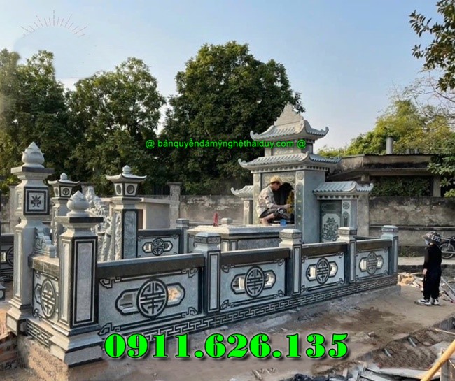 khu lăng mộ gồm có những hạng mục như ,hàng rào,cột đồng chụ,bình phong ,cột tứ trụ ,lư hương,cuốn thư,bàn lễ,rồng,cuốn thư,đèn thờ,bậc tam cấp,tường bao,Nghê đá, sư tử đá,Bàn thờ ngoài trời (bàn thờ thiên) thờ Trời, Thần linh, Thổ địa