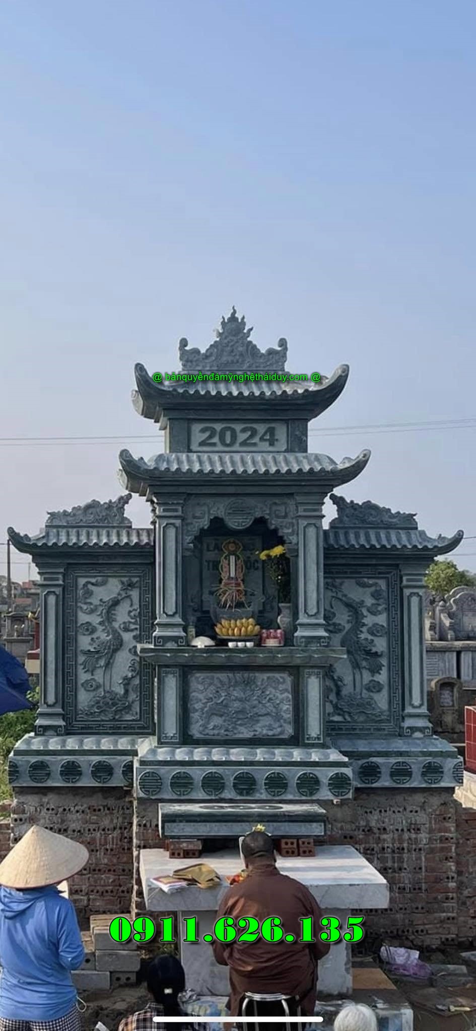 khu lăng mộ gồm có những hạng mục như ,hàng rào,cột đồng chụ,bình phong ,cột tứ trụ ,lư hương,cuốn thư,bàn lễ,rồng,cuốn thư,đèn thờ,bậc tam cấp,tường bao,Nghê đá, sư tử đá,Bàn thờ ngoài trời (bàn thờ thiên) thờ Trời, Thần linh, Thổ địa