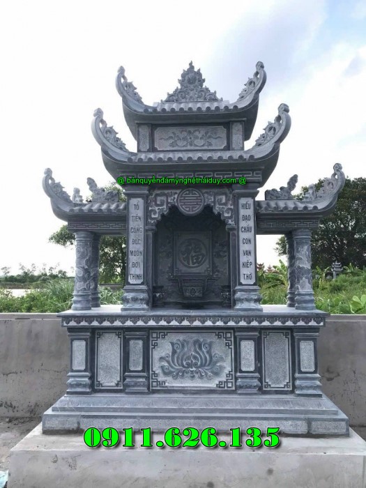 khu lăng mộ gồm có những hạng mục như ,hàng rào,cột đồng chụ,bình phong ,cột tứ trụ ,lư hương,cuốn thư,bàn lễ,rồng,cuốn thư,đèn thờ,bậc tam cấp,tường bao,Nghê đá, sư tử đá,Bàn thờ ngoài trời (bàn thờ thiên) thờ Trời, Thần linh, Thổ địa