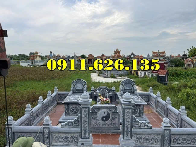 khu lăng mộ gồm có những hạng mục như ,hàng rào,cột đồng chụ,bình phong ,cột tứ trụ ,lư hương,cuốn thư,bàn lễ,rồng,cuốn thư,đèn thờ,bậc tam cấp,tường bao,Nghê đá, sư tử đá,Bàn thờ ngoài trời (bàn thờ thiên) thờ Trời, Thần linh, Thổ địa