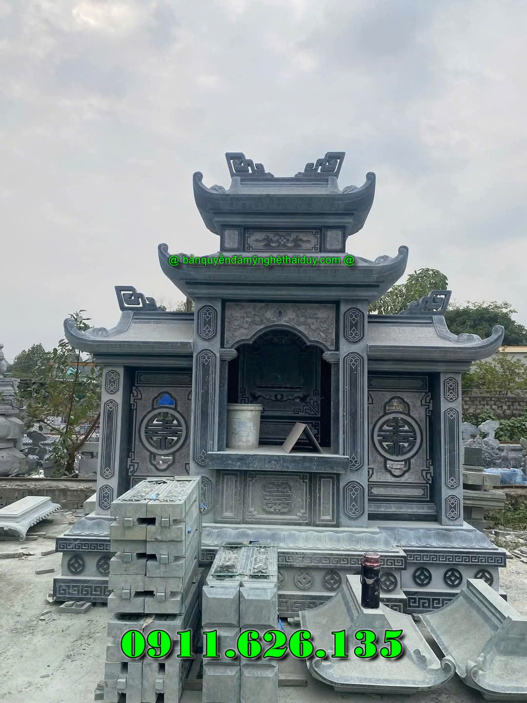 khu lăng mộ gồm có những hạng mục như ,hàng rào,cột đồng chụ,bình phong ,cột tứ trụ ,lư hương,cuốn thư,bàn lễ,rồng,cuốn thư,đèn thờ,bậc tam cấp,tường bao,Nghê đá, sư tử đá,Bàn thờ ngoài trời (bàn thờ thiên) thờ Trời, Thần linh, Thổ địa