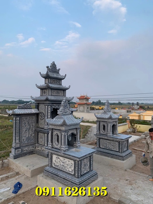 khu lăng mộ gồm có những hạng mục như ,hàng rào,cột đồng chụ,bình phong ,cột tứ trụ ,lư hương,cuốn thư,bàn lễ,rồng,cuốn thư,đèn thờ,bậc tam cấp,tường bao,Nghê đá, sư tử đá,Bàn thờ ngoài trời (bàn thờ thiên) thờ Trời, Thần linh, Thổ địa