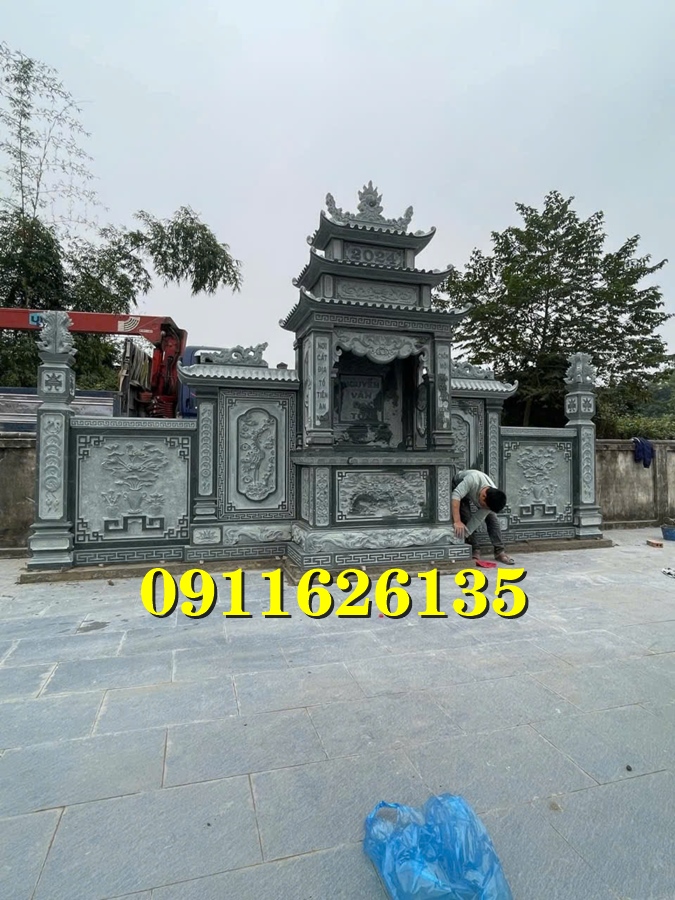 khu lăng mộ gồm có những hạng mục như ,hàng rào,cột đồng chụ,bình phong ,cột tứ trụ ,lư hương,cuốn thư,bàn lễ,rồng,cuốn thư,đèn thờ,bậc tam cấp,tường bao,Nghê đá, sư tử đá,Bàn thờ ngoài trời (bàn thờ thiên) thờ Trời, Thần linh, Thổ địa