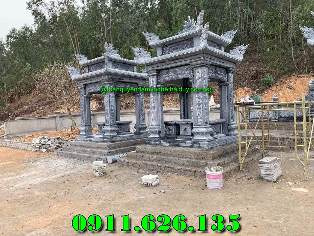 khu lăng mộ gồm có những hạng mục như ,hàng rào,cột đồng chụ,bình phong ,cột tứ trụ ,lư hương,cuốn thư,bàn lễ,rồng,cuốn thư,đèn thờ,bậc tam cấp,tường bao,Nghê đá, sư tử đá,Bàn thờ ngoài trời (bàn thờ thiên) thờ Trời, Thần linh, Thổ địa