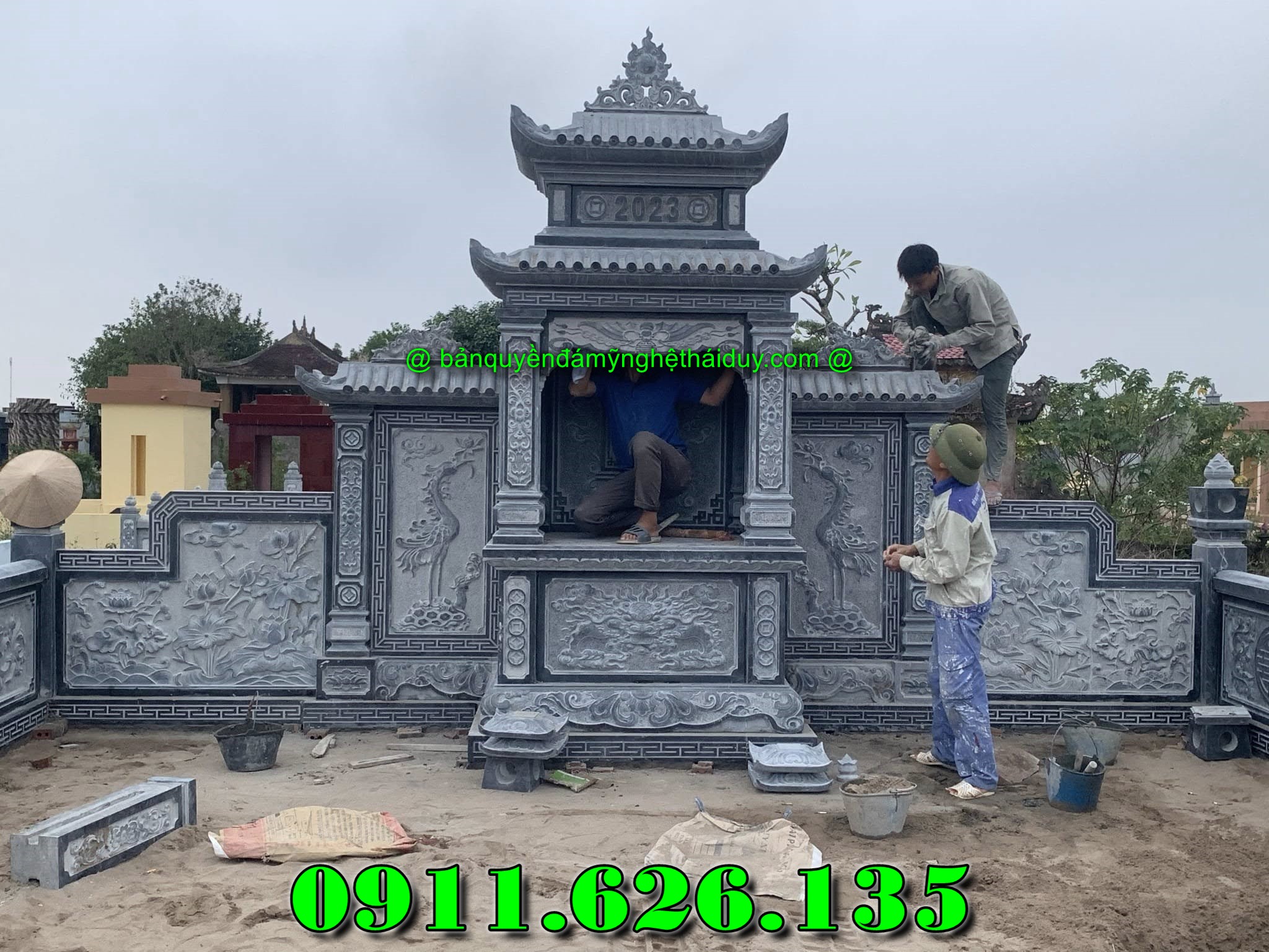 khu lăng mộ gồm có những hạng mục như ,hàng rào,cột đồng chụ,bình phong ,cột tứ trụ ,lư hương,cuốn thư,bàn lễ,rồng,cuốn thư,đèn thờ,bậc tam cấp,tường bao,Nghê đá, sư tử đá,Bàn thờ ngoài trời (bàn thờ thiên) thờ Trời, Thần linh, Thổ địa