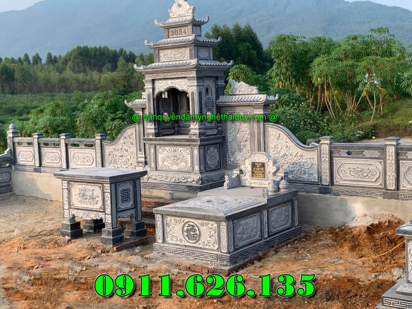 khu lăng mộ gồm có những hạng mục như ,hàng rào,cột đồng chụ,bình phong ,cột tứ trụ ,lư hương,cuốn thư,bàn lễ,rồng,cuốn thư,đèn thờ,bậc tam cấp,tường bao,Nghê đá, sư tử đá,Bàn thờ ngoài trời (bàn thờ thiên) thờ Trời, Thần linh, Thổ địa