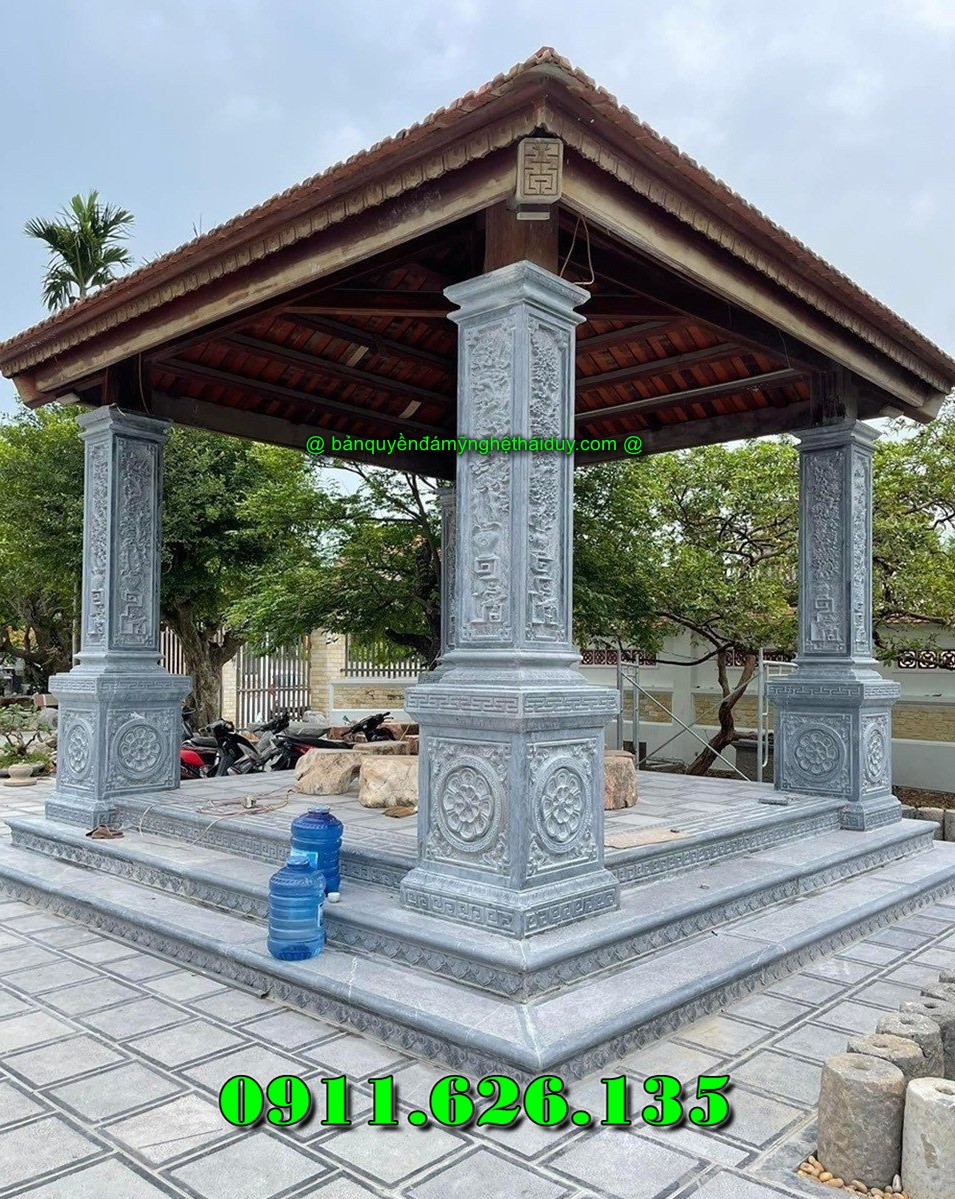 khu lăng mộ gồm có những hạng mục như ,hàng rào,cột đồng chụ,bình phong ,cột tứ trụ ,lư hương,cuốn thư,bàn lễ,rồng,cuốn thư,đèn thờ,bậc tam cấp,tường bao,Nghê đá, sư tử đá,Bàn thờ ngoài trời (bàn thờ thiên) thờ Trời, Thần linh, Thổ địa