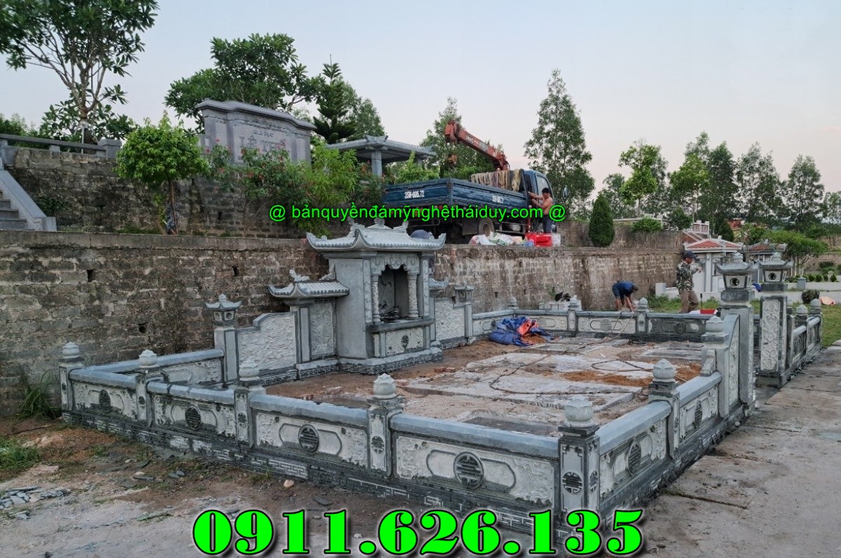 khu lăng mộ gồm có những hạng mục như ,hàng rào,cột đồng chụ,bình phong ,cột tứ trụ ,lư hương,cuốn thư,bàn lễ,rồng,cuốn thư,đèn thờ,bậc tam cấp,tường bao,Nghê đá, sư tử đá,Bàn thờ ngoài trời (bàn thờ thiên) thờ Trời, Thần linh, Thổ địa