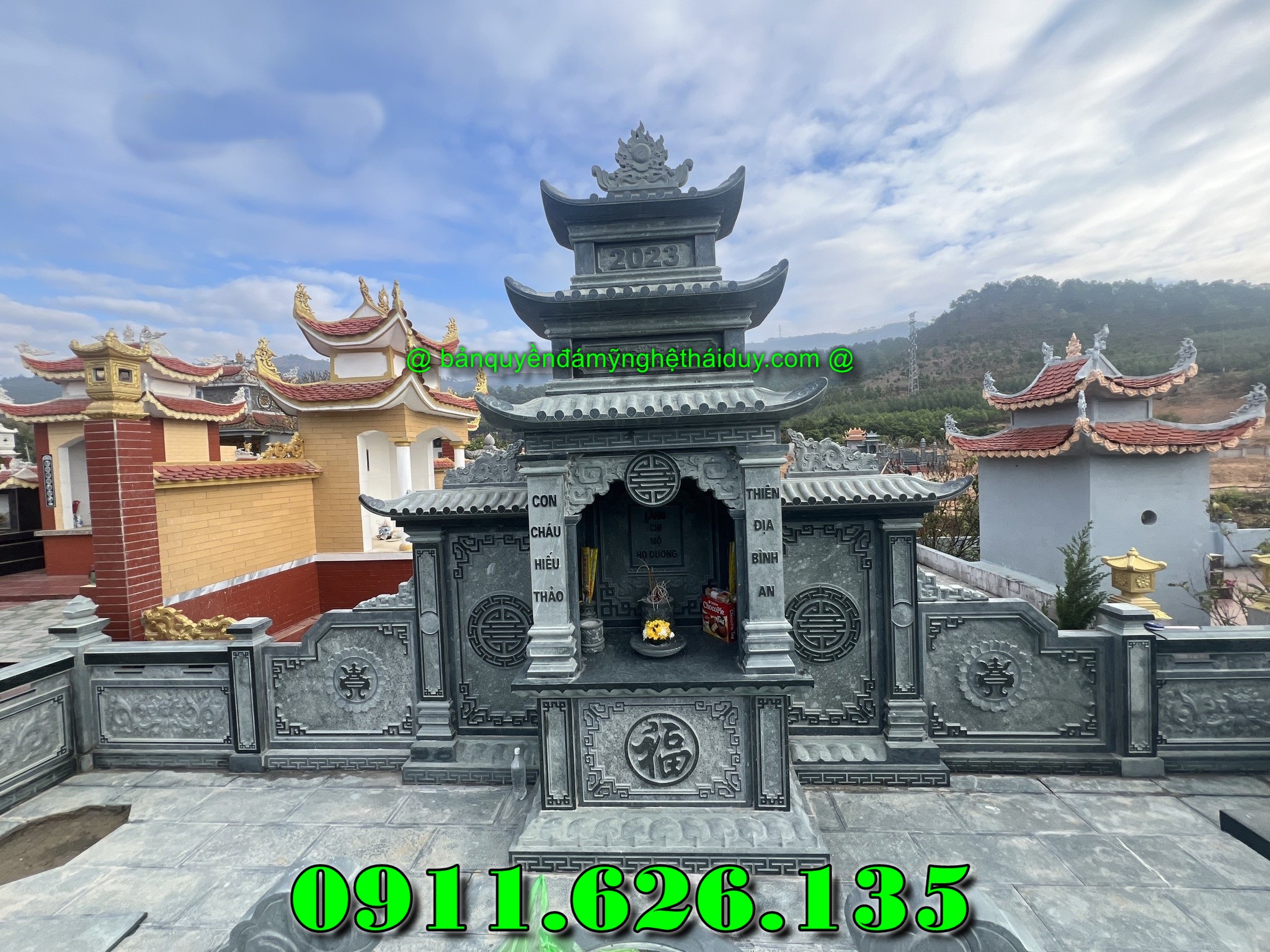 khu lăng mộ gồm có những hạng mục như ,hàng rào,cột đồng chụ,bình phong ,cột tứ trụ ,lư hương,cuốn thư,bàn lễ,rồng,cuốn thư,đèn thờ,bậc tam cấp,tường bao,Nghê đá, sư tử đá,Bàn thờ ngoài trời (bàn thờ thiên) thờ Trời, Thần linh, Thổ địa