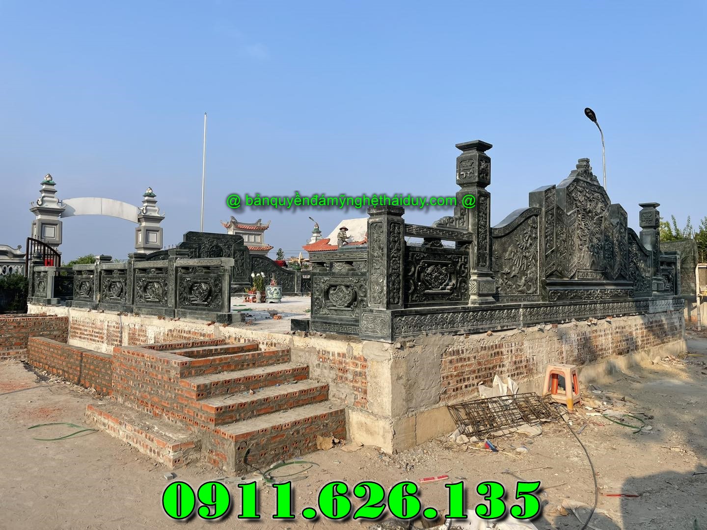 khu lăng mộ gồm có những hạng mục như ,hàng rào,cột đồng chụ,bình phong ,cột tứ trụ ,lư hương,cuốn thư,bàn lễ,rồng,cuốn thư,đèn thờ,bậc tam cấp,tường bao,Nghê đá, sư tử đá,Bàn thờ ngoài trời (bàn thờ thiên) thờ Trời, Thần linh, Thổ địa