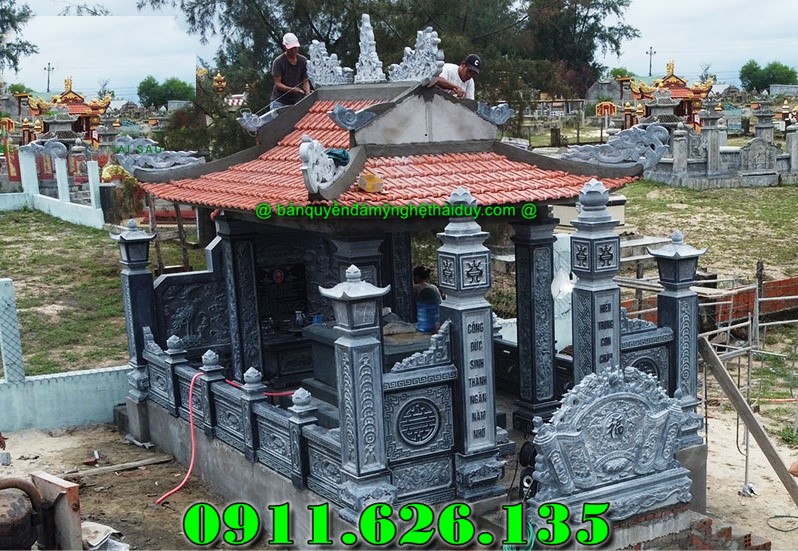 khu lăng mộ gồm có những hạng mục như ,hàng rào,cột đồng chụ,bình phong ,cột tứ trụ ,lư hương,cuốn thư,bàn lễ,rồng,cuốn thư,đèn thờ,bậc tam cấp,tường bao,Nghê đá, sư tử đá,Bàn thờ ngoài trời (bàn thờ thiên) thờ Trời, Thần linh, Thổ địa