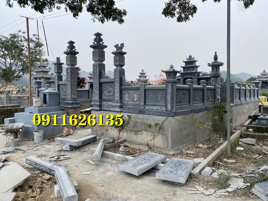 khu lăng mộ gồm có những hạng mục như ,hàng rào,cột đồng chụ,bình phong ,cột tứ trụ ,lư hương,cuốn thư,bàn lễ,rồng,cuốn thư,đèn thờ,bậc tam cấp,tường bao,Nghê đá, sư tử đá,Bàn thờ ngoài trời (bàn thờ thiên) thờ Trời, Thần linh, Thổ địa