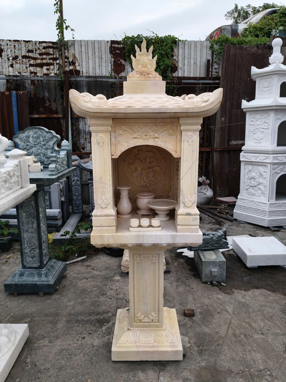 cơ sở chúng tôi chuyên sản xuất và lắp đặt ,toàn quốc sản phẩm đá như am thờ thần linh thiên địa, bàn thơ chư thiên trước nhà, bàn thờ phật cửu trùng thiên, bàn thờ bằng đá granite hoa cương, bàn thờ ông thiên địa tiền chủ,