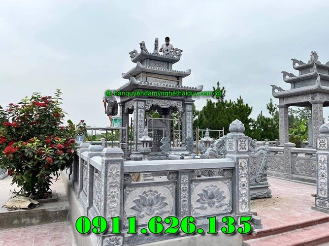 khu lăng mộ gồm có những hạng mục như ,hàng rào,cột đồng chụ,bình phong ,cột tứ trụ ,lư hương,cuốn thư,bàn lễ,rồng,cuốn thư,đèn thờ,bậc tam cấp,tường bao,Nghê đá, sư tử đá,Bàn thờ ngoài trời (bàn thờ thiên) thờ Trời, Thần linh, Thổ địa